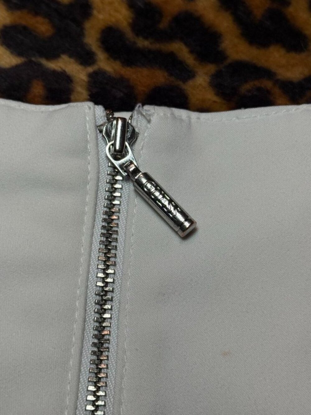 Y2K Guess hwhite shorts with zipper detail - Picture 4 of 5